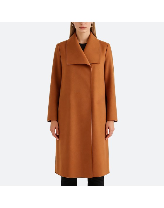 Loose-fitting overcoat with large lapel