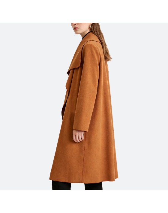 Loose-fitting overcoat with large lapel Loose-fitting overcoat with large lapel