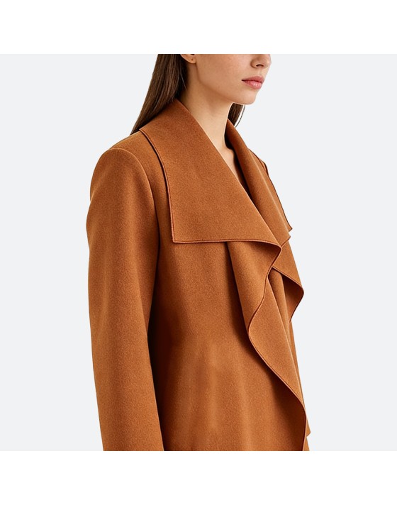 Loose-fitting overcoat with large lapel Loose-fitting overcoat with large lapel