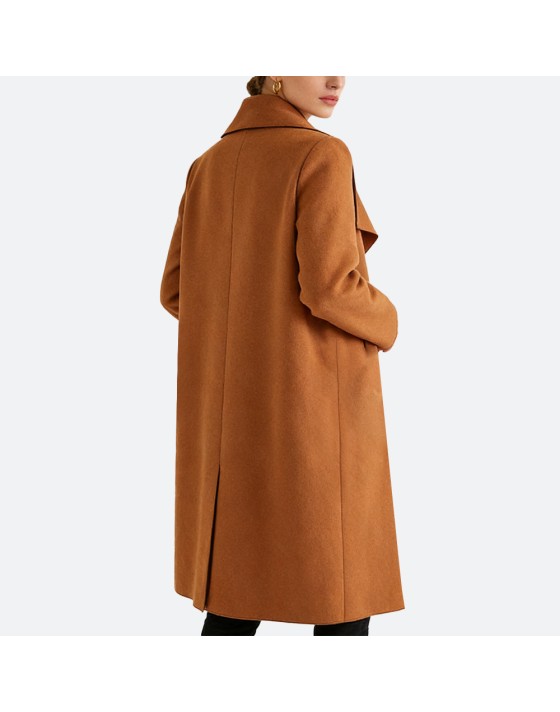Loose-fitting overcoat with large lapel Loose-fitting overcoat with large lapel